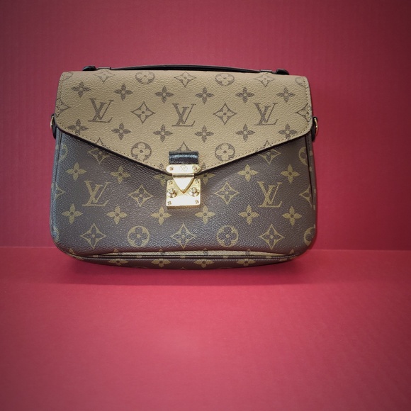 Louis Vuitton - Picture 1 of 3
